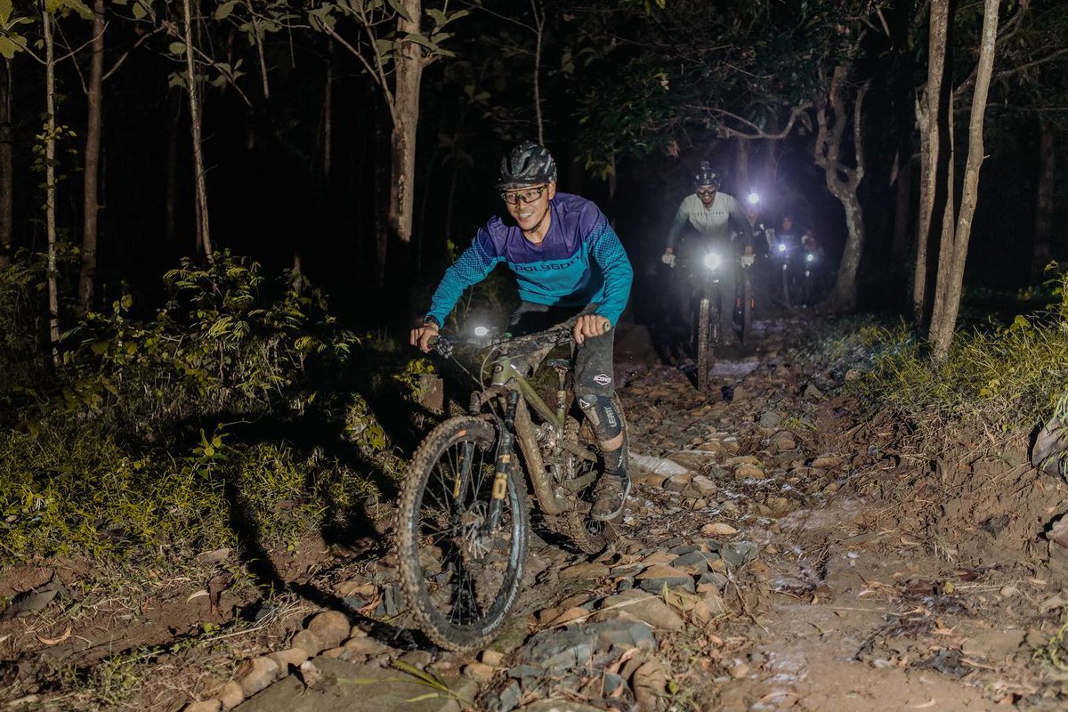 CatEyeBicycle's tweet photo. Late nights with friends can be great, but late nights with friends on bikes are always better... Charge your lights, grab your buddies, and get out there this weekend!
📸: @rodalintas

#cateyelights #bikelights #gobybike #madeinjapan #bikesafety #cyclocomputer #cateyebike https://t.co/dCTmjCSQt9