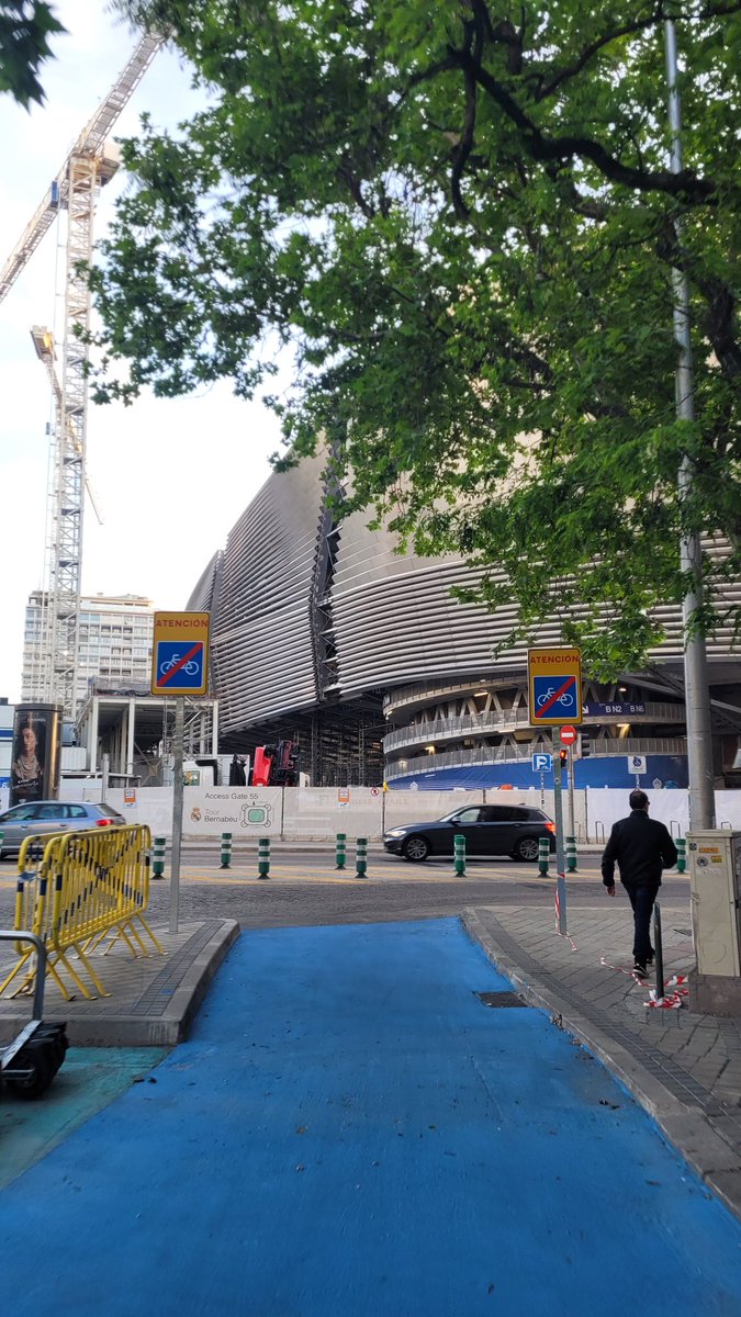 JesusFreire_'s tweet photo. En el lado negativo: cubre un tramo relativamente pequeño de la Castellana, no forma parte de una red completa de carriles bicis segregados, #Madrid se tiene que poner las pilas y la infraestructura ciclista tiene que ser #PRIORITARIA en inversiones y calendario. https://t.co/0z9Rn1svKS