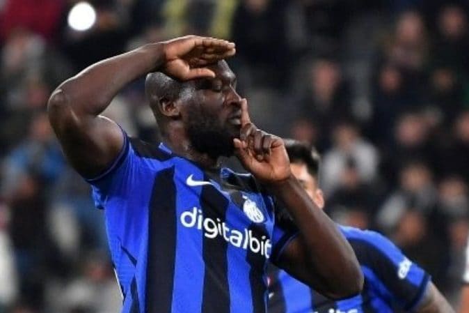 'Tifosi razzisti assolti, vittima del razzismo condannata in Italia'. 
'Racist fans acquitted, victim of racism convicted in Italy'
#LilianThuram help us
#Koulibaly help us
@LewisHamilton help us
@UEFA
@FIGC
#NoRespectInItaly
#Lukaku