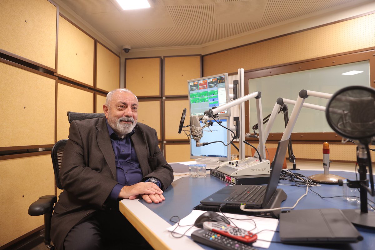 “Türkiye Neyi Konuştu” programının konuğu oldum. 

Geçmiş bayramları yâd ederek başladığımız sohbetimizi güncel siyasi konularla sonlandırdık. 

Nazik davetleri ve hoş misafirperverliklerinden dolayı Sn. Hüsniye Oral ve TRT Radyo 1 ailesine teşekkür ederim.