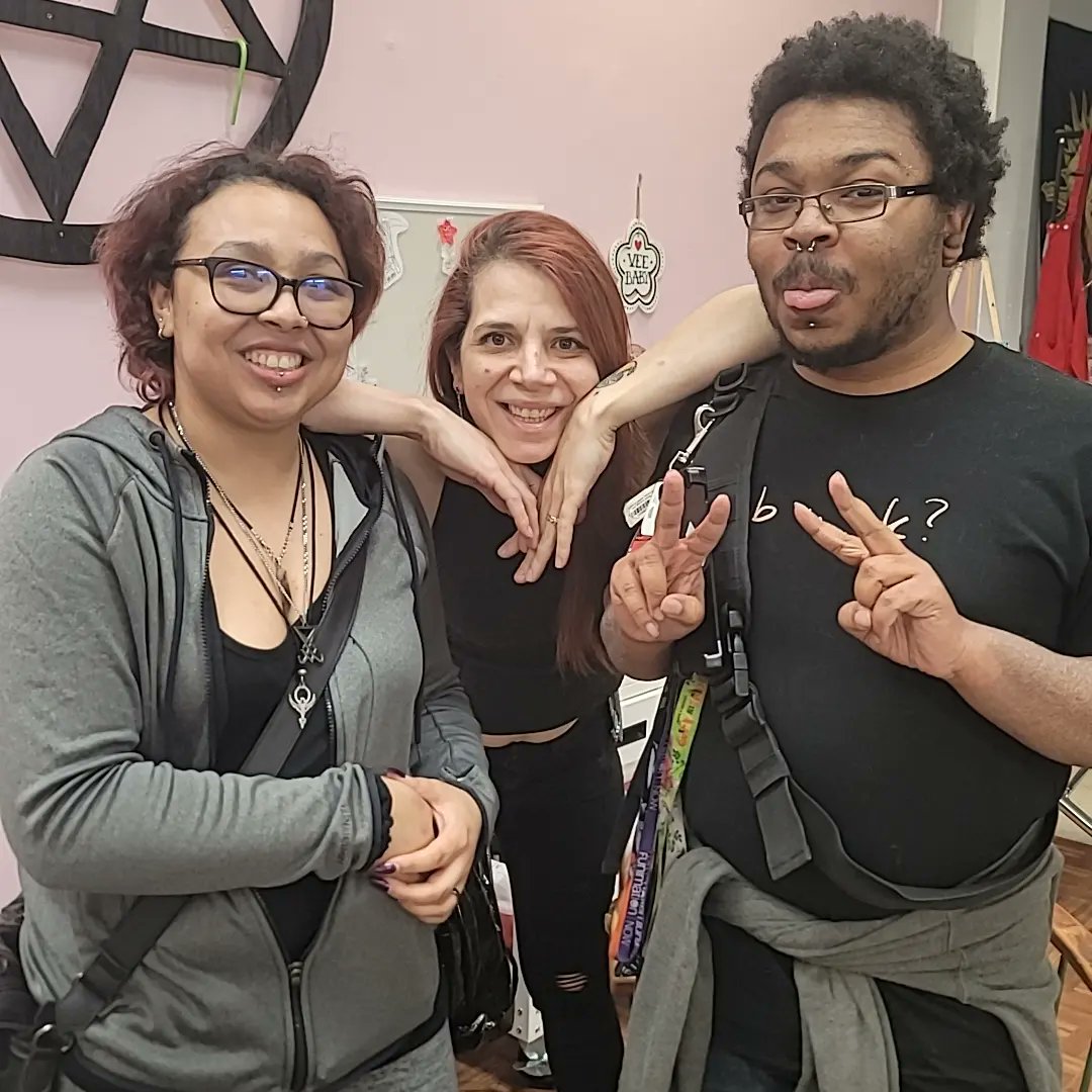 NoelCypress's tweet photo. I did a thing (and saw my babies) 
@VampyKoumori @LokiMimic &amp; Bambi ❤️❤️❤️

We're @PixelVixens for life https://t.co/C7p7Ge6rGL