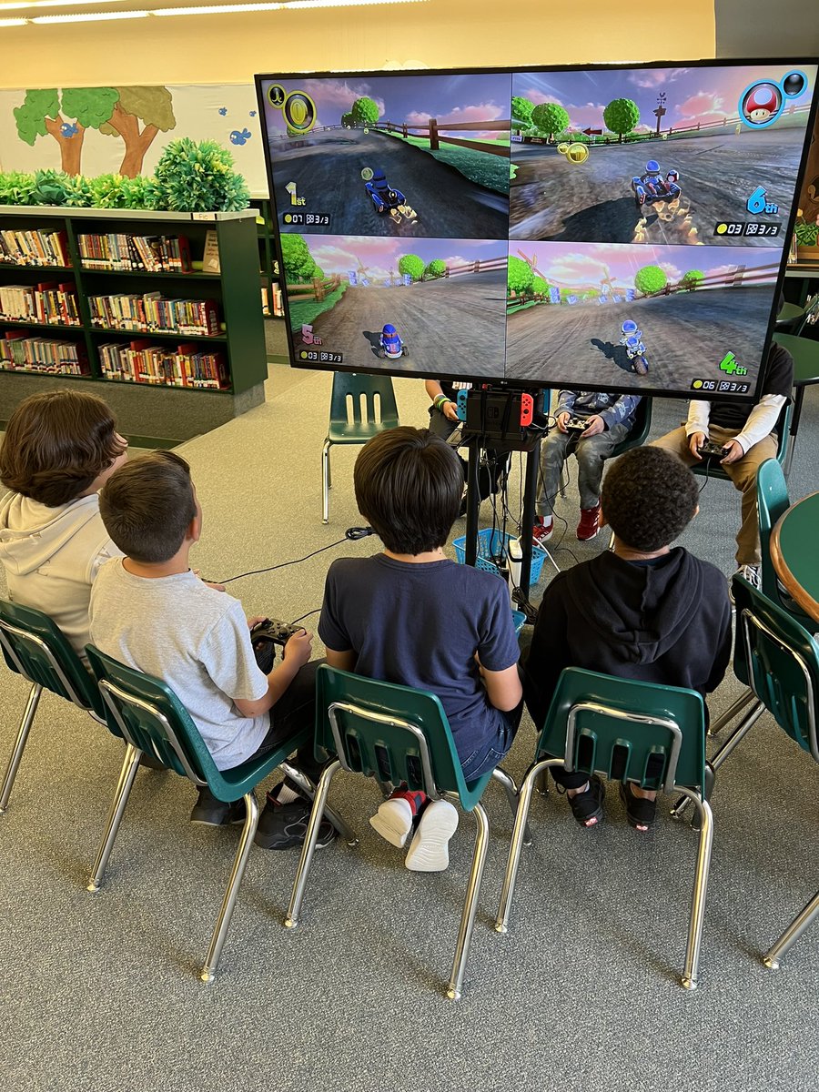 mrsvroque's tweet photo. This week on eSports, the SS did a team building activity. Also, we talked about the eSport positions and a sprinkle convo about branding. Then of course some Game Time. The “fastest hour of my life” comments kept coming. #esports #laesrocks @chaix_mike @MrDAlcala @gdiazz https://t.co/DfqBEq7urN