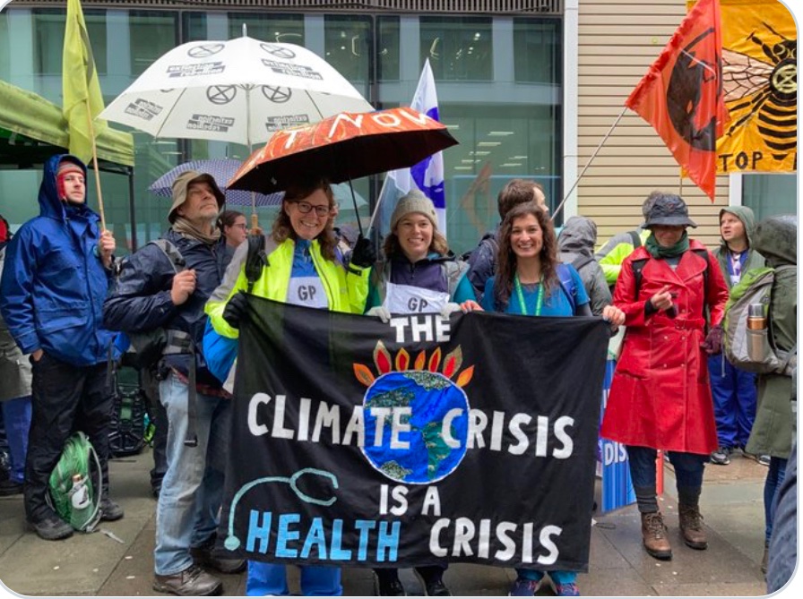 Amazing day in London with <a href="/DoctorsXr/">Health for XR</a> <a href="/Medact/">Medact</a> @OSMPdoc (&amp;her beautiful banner) calling for action on the climate&amp;biodiversity crisis.