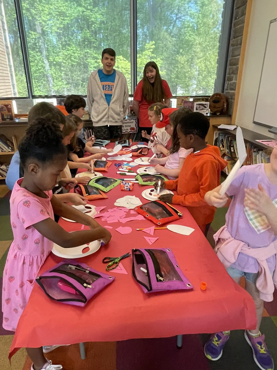 susan_trella's tweet photo. First graders enjoy spring art activities with our high schoolers! Thank you to Mr. Mann and the NAHS team for volunteering your time and knowledge to our students. We β€οΈ Art! #SLCSuperstars #HappyToBe #PrideInAllThings https://t.co/lX4Ry8DWjo