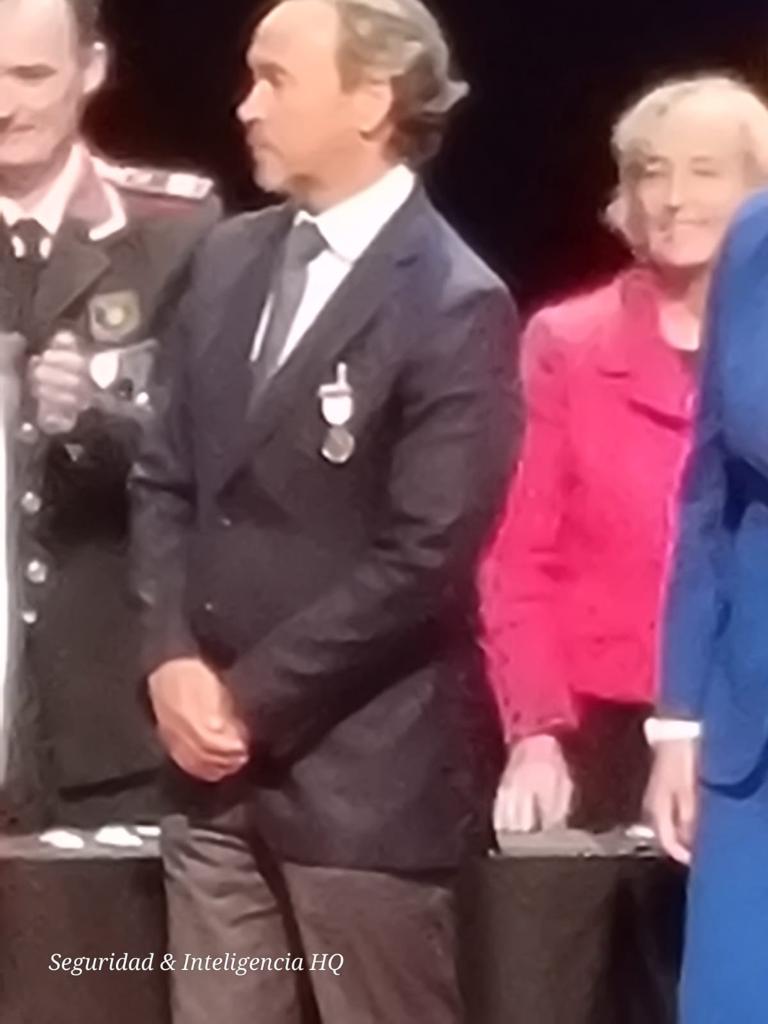 ConsorciZF's tweet photo. Toni Molina, director de seguridad del #CZFB, ha recibido la medalla de bronce al mérito policial con distintivo azul 🥇.

¡Enhorabuena, compañero! https://t.co/NQLUBRjlXE