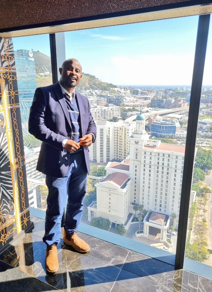 Kaabwe's tweet photo. Amazing views of #Capetown the #MotherCity @HotelSkySA 🙌🏾 hosted by #Executive @ilidiazp @salesforce #RetailSummit then got to meet a #dreamforce of #choiceassorted  characters in the elevator 😆 https://t.co/4mjX7wZPHH