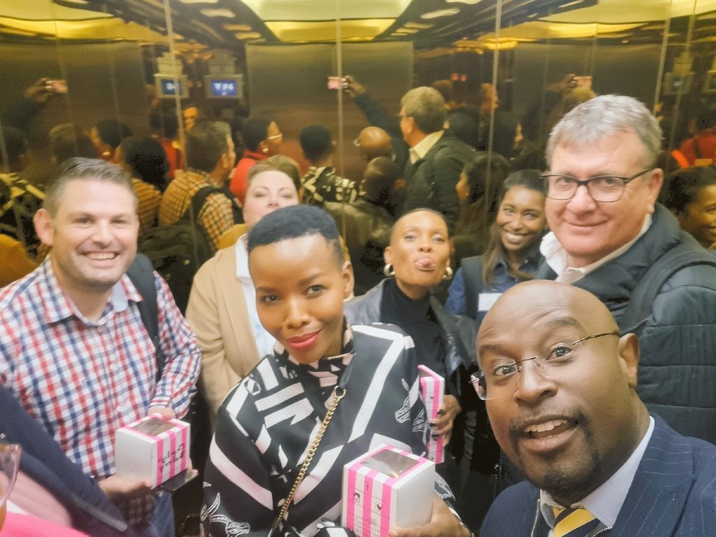 Kaabwe's tweet photo. Amazing views of #Capetown the #MotherCity @HotelSkySA 🙌🏾 hosted by #Executive @ilidiazp @salesforce #RetailSummit then got to meet a #dreamforce of #choiceassorted  characters in the elevator 😆 https://t.co/4mjX7wZPHH