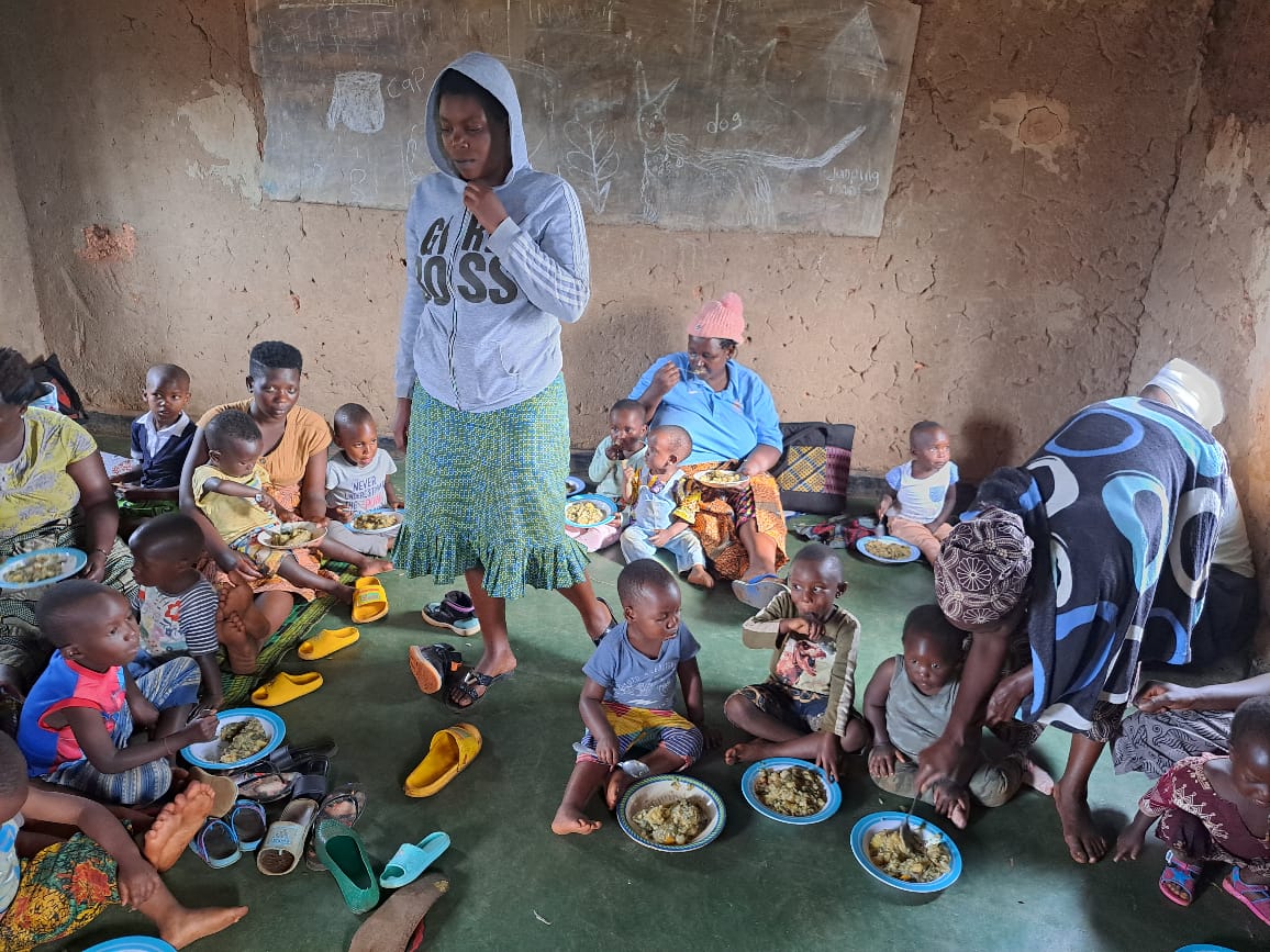 Rusera_Cell's tweet photo. Muri gahunda yo kurwanya imirire mibi mubana #RuseraCell @KabarondoSector @KayonzaDistrict twakoze igikoni cy'Umudugudu aho twigisha ababyeyi Gutegura indyo yuzuye mukurinda abana imirire mibi no Gutegura umunyarwanda uzira imirire mibi,@BoscoNyemazi https://t.co/9oiNmOCLKu