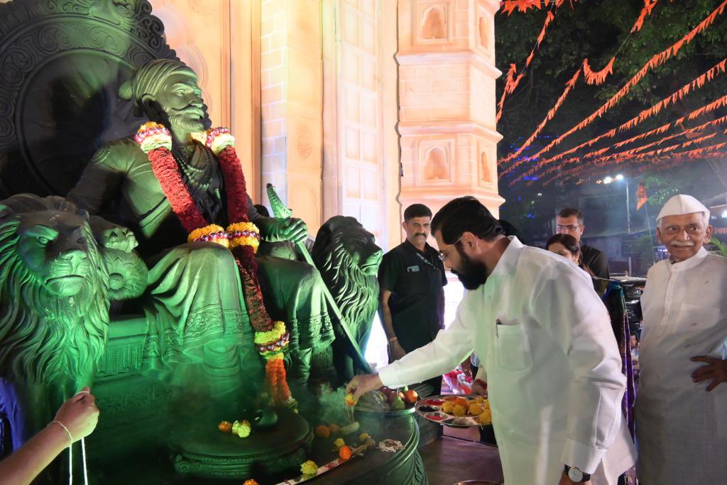 mieknathshinde's tweet photo. #ठाणे शहरातील टेंभीनाका मित्र मंडळातर्फे प्रतिवर्षीप्रमाणे पारंपरिक #शिवजयंती साजरी करण्यात आली. याप्रसंगी शिवछत्रपतींना पुष्पहार अर्पण करून विनम्रतापूर्वक वंदन केले.

यावेळी माजी नगरसेवक सुधीर कोकाटे, शहरप्रमुख हेमंत पवार, विभागप्रमुख कमलेश चव्हाण उपस्थित होते.

#Thane #ShivJayanti