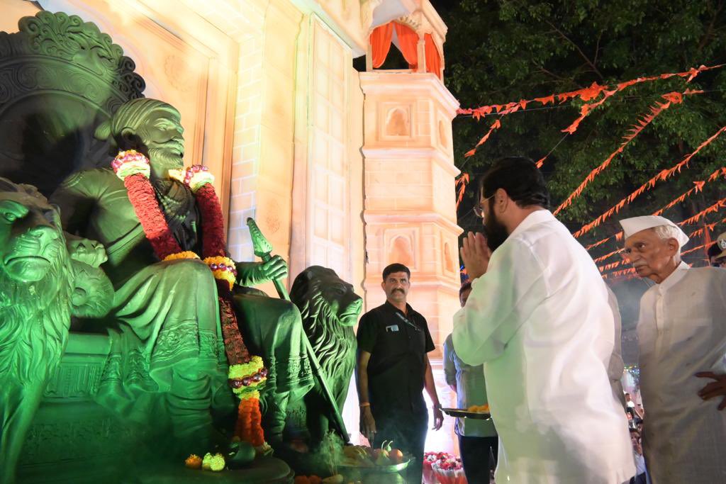 mieknathshinde's tweet photo. #ठाणे शहरातील टेंभीनाका मित्र मंडळातर्फे प्रतिवर्षीप्रमाणे पारंपरिक #शिवजयंती साजरी करण्यात आली. याप्रसंगी शिवछत्रपतींना पुष्पहार अर्पण करून विनम्रतापूर्वक वंदन केले.

यावेळी माजी नगरसेवक सुधीर कोकाटे, शहरप्रमुख हेमंत पवार, विभागप्रमुख कमलेश चव्हाण उपस्थित होते.

#Thane #ShivJayanti