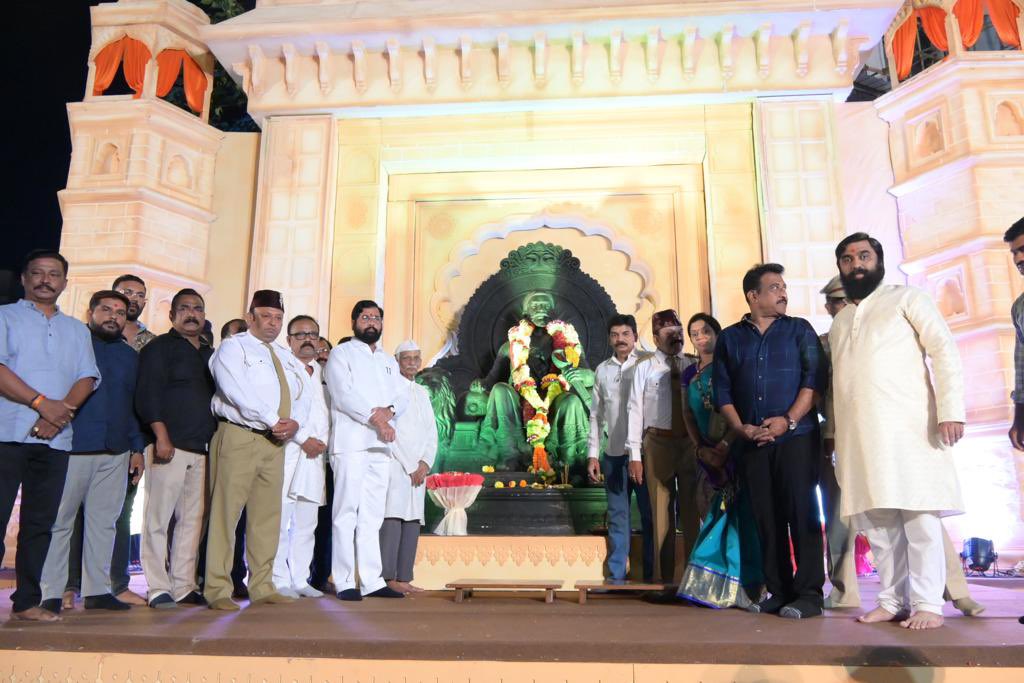 mieknathshinde's tweet photo. #ठाणे शहरातील टेंभीनाका मित्र मंडळातर्फे प्रतिवर्षीप्रमाणे पारंपरिक #शिवजयंती साजरी करण्यात आली. याप्रसंगी शिवछत्रपतींना पुष्पहार अर्पण करून विनम्रतापूर्वक वंदन केले.

यावेळी माजी नगरसेवक सुधीर कोकाटे, शहरप्रमुख हेमंत पवार, विभागप्रमुख कमलेश चव्हाण उपस्थित होते.

#Thane #ShivJayanti