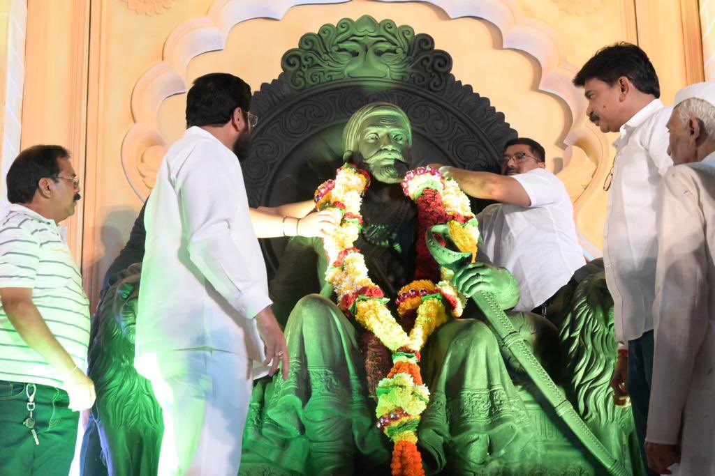 mieknathshinde's tweet photo. #ठाणे शहरातील टेंभीनाका मित्र मंडळातर्फे प्रतिवर्षीप्रमाणे पारंपरिक #शिवजयंती साजरी करण्यात आली. याप्रसंगी शिवछत्रपतींना पुष्पहार अर्पण करून विनम्रतापूर्वक वंदन केले.

यावेळी माजी नगरसेवक सुधीर कोकाटे, शहरप्रमुख हेमंत पवार, विभागप्रमुख कमलेश चव्हाण उपस्थित होते.

#Thane #ShivJayanti