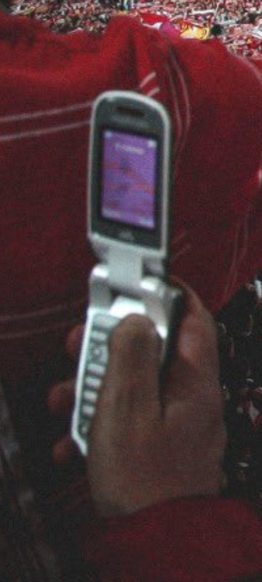 graph_illusion's tweet photo. Rien qu'a voir la gueule du téléphone on comprend que ça fait vraiment longtemps !

On est passé du Samsung C510 à l'iphone 14.

Rendez-vous pour dans 10 ans avec l'iphone 24 XZ Ultra Slim UnderSkin.

🤣🤣🤣🤣

@Standard_RSCL
#TousLes25ans #15ansDeja #Encore10 https://t.co/grEXgXn4vg
