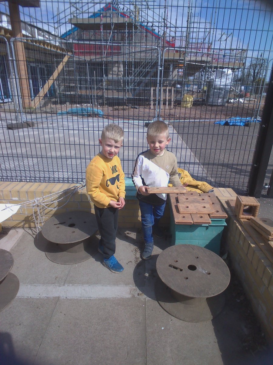 🌈🌞Outdoor play today included pizza take-away role play, hopscotch, planting beans and clever use of resources at the water tray😀#outdoorplay #healthandwellbeing #proudtobepinkie