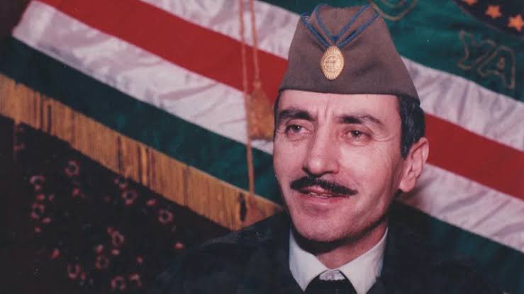 Çeçenistan'ın efsane Cumhurbaşkanı Cevher Dudayev tarihte bugün şehadet şerbetini içti onu şu sözleriyle hatırlayacağız. 
"Bizi öldürebilir,ezebilir üstümüzde tanklarla dans edebilir vücudumuzu parçalayabilirler fakat bizim özgürlük ve bağımsızlık ruhumuzu asla yok edemezler."