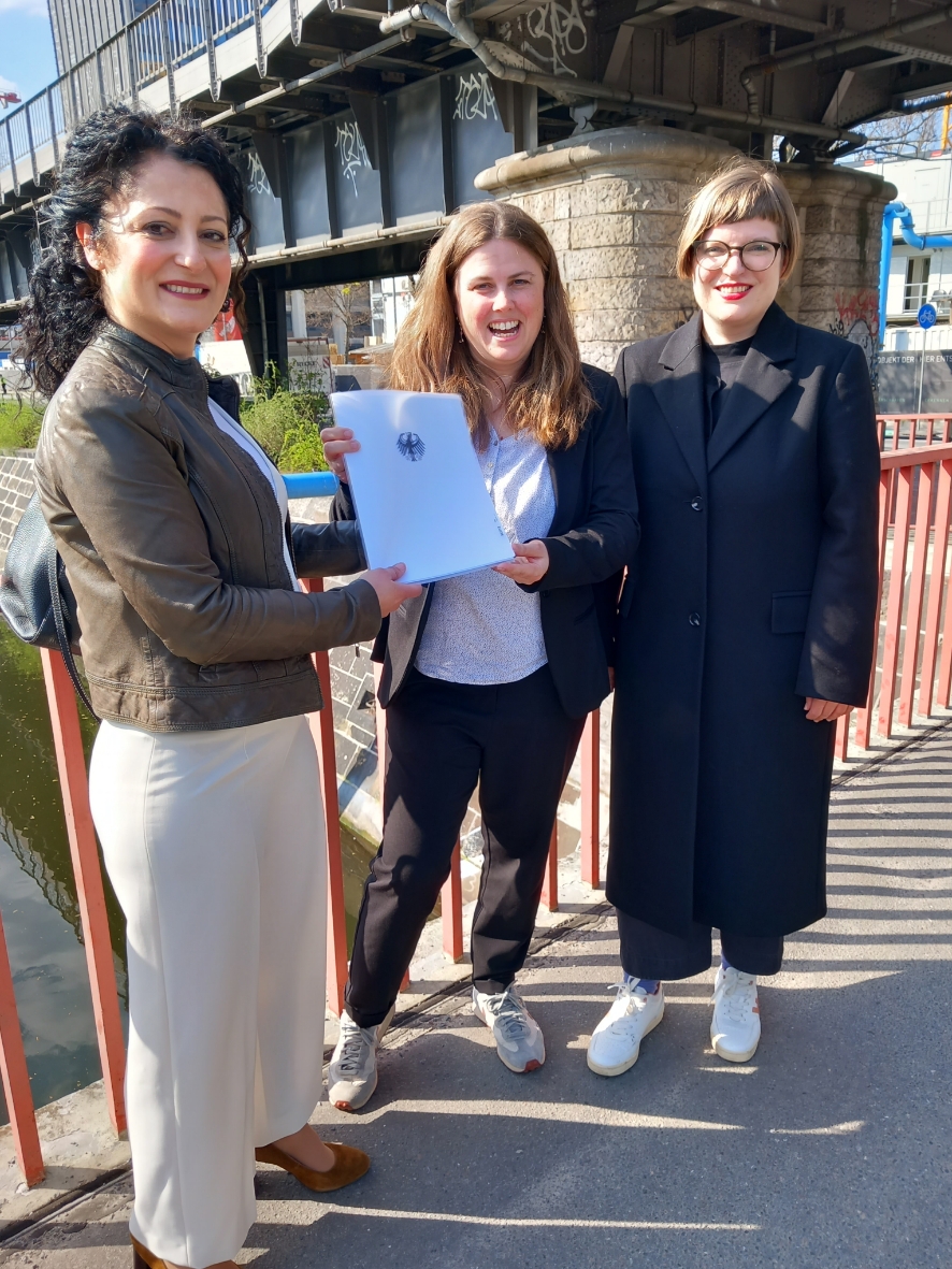 CanselK's tweet photo. Gute Nachricht für #Berlin, #Bezirk und #Kieze! Förderbescheid von 2,95 Mio. € des #Bundesprogramms Nationale Projekte des #Städtebau|s zur #Transformation des Halleschen Ufers an @clara_herrmann+@annika_gerold übergeben. Für Fuß-/Radverkehr, Naturschutz+Anwohnende! @BA_Xhain https://t.co/k2DZc9zsU1