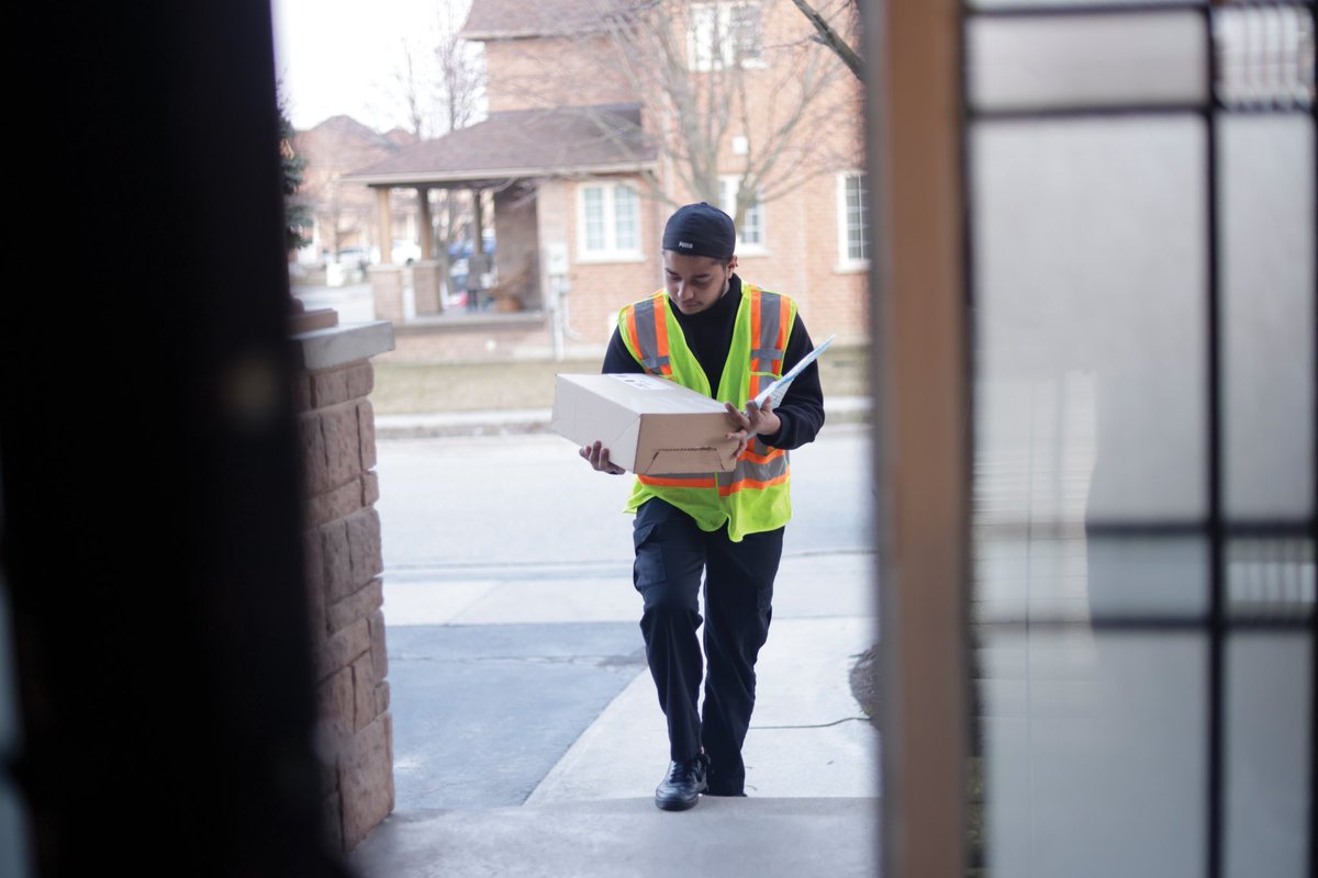 HumberScribeMag's tweet photo. “Finding a part-time job was very tough because everyone was hiring full-time and we could only work for 20 hours per week.” - Nikhil Sehgal 

International students in Canada face some difficulties financially. Learn more when Upkar Singh’s story is out only on Scribe Magazine. https://t.co/l1rr9RmPBW