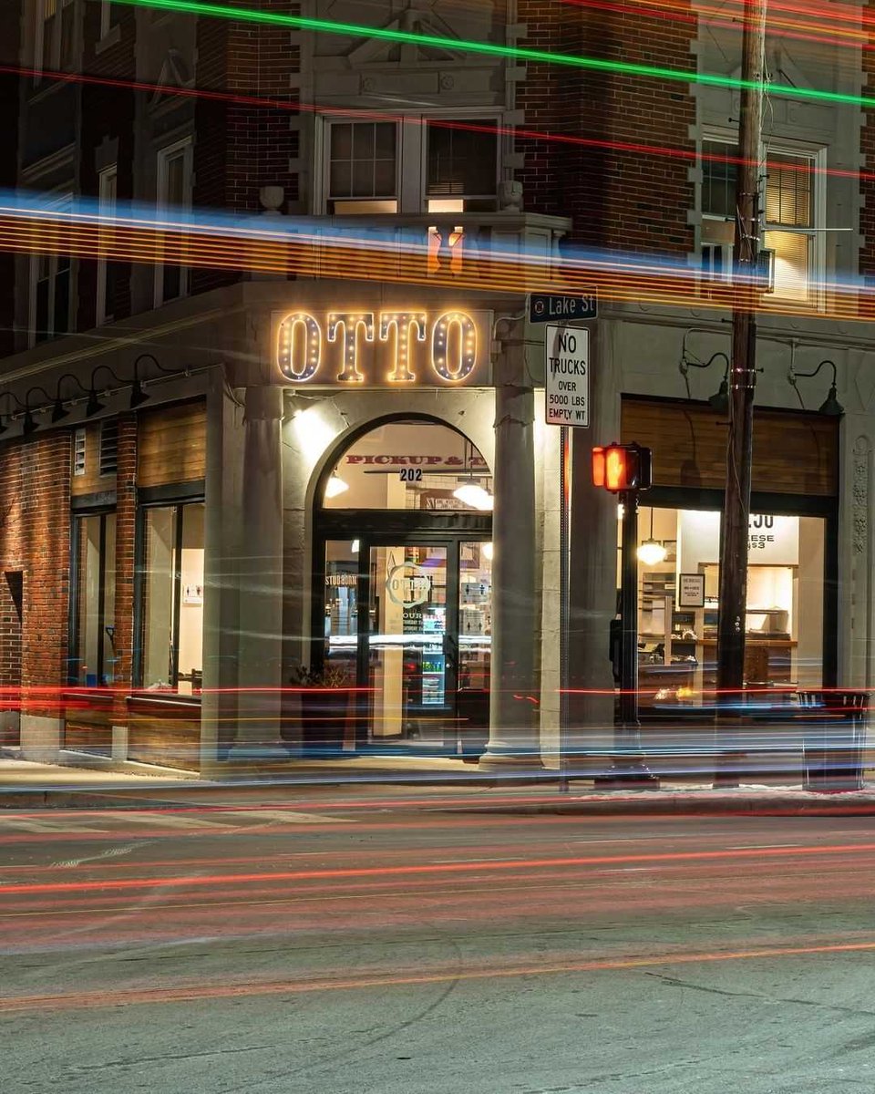 ottoportland's tweet photo. Thanks, @bowmandesign for the awesome photo! Our Arlington location is glowing ๐
#arlingtonma #bostonrestaurant #localpizza #craftpizza #foodies #pizzatime https://t.co/f0tZOaKaf7