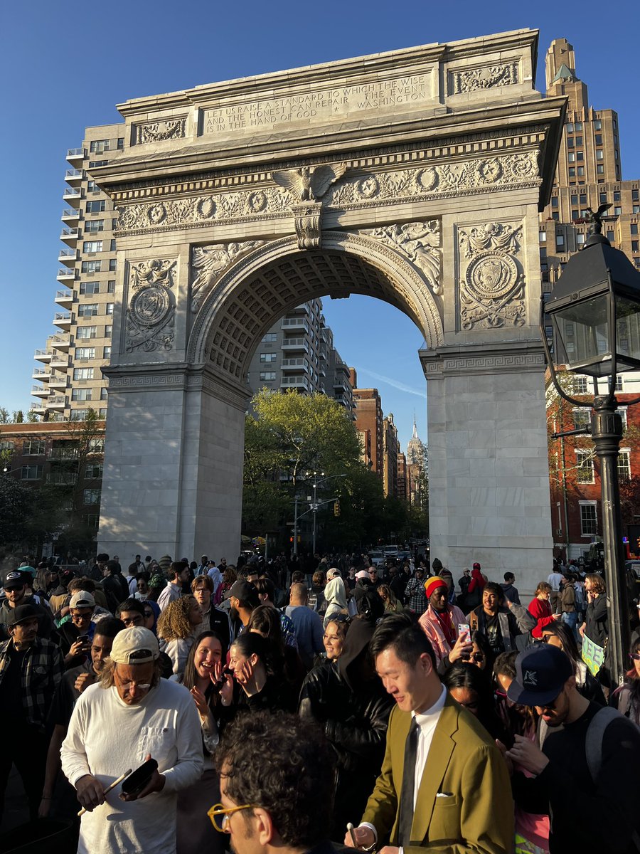 edtrees's tweet photo. 420 at Washington Square Park https://t.co/KY0qzwAzre