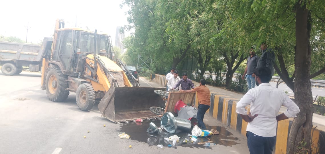 himanshu_kanpur's tweet photo. NOIDA
नोएडा अथॉरिटी और पराक्रमी JE,
ठेली को बुलडोजर से ढहा 'बादशाहत' का उदाहरण देते JE रंजन! 
व्यक्ति गिड़गिड़ाता रहा, लेकिन साहिब का दिल नहीं पसीजा, अपने पराक्रम की 'प्रदर्शनी' दिखानी थी! 
CM खुद कह चुके गरीबों को न सताया जाए! 
लेकिन अफसर नशे में चूर! 
@CeoNoida
@NandiGuptaBJP https://t.co/gFWawPrfsi