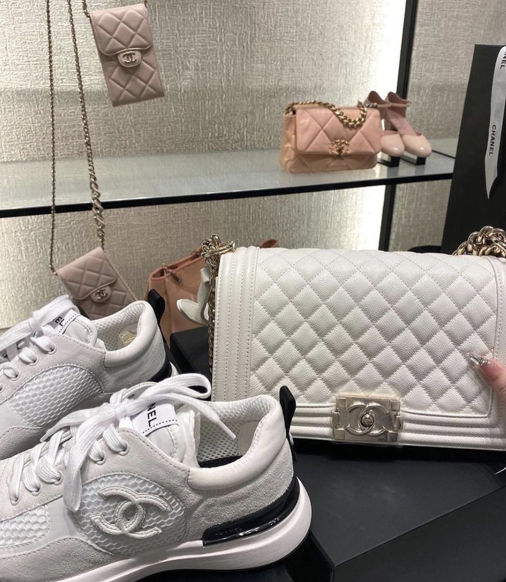 Papillonkia's tweet photo. All Chanel everything 💫💁🏼‍♀️

📸: @chanelbagscom

Pssst... We have new in Chanel every week so be sure to take a look at all our new in items, when they're gone they're gone🤍

https://t.co/pIllLvvZBt

#Papillonkia  #CircularEconomy #PrRequest https://t.co/Dq4eoWLVja