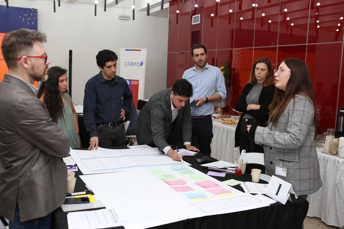 Corfo's tweet photo. ¿Cuáles son los desafíos de la industria creativa? @ChileCreativos, programa impulsado por Corfo, trabaja en el desarrollo de una nueva hoja de ruta 🗺️

Donde analizan el estado y tendencias del sector a nivel mundial, junto con el impacto y aportes desde nuestro país 👇 https://t.co/i5zVoDPKqp