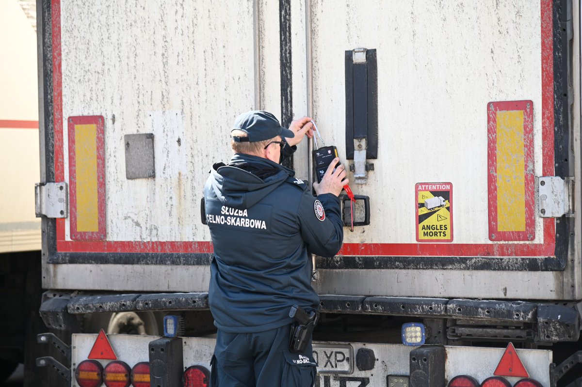 waldemar_buda's tweet photo. Uzgodnienia z stroną UA i moje rozporządzenie działają.
Wspieramy UA w sprzedaży swoich towarów na innych rynkach ale przy tym chronimy swoich rolników i producentów. 
To polityka polska, rozsądna, logiczna. Nie prorosyjska czy proniemiecka jak naszych kolegów z opozycji. https://t.co/OroSlng7ds