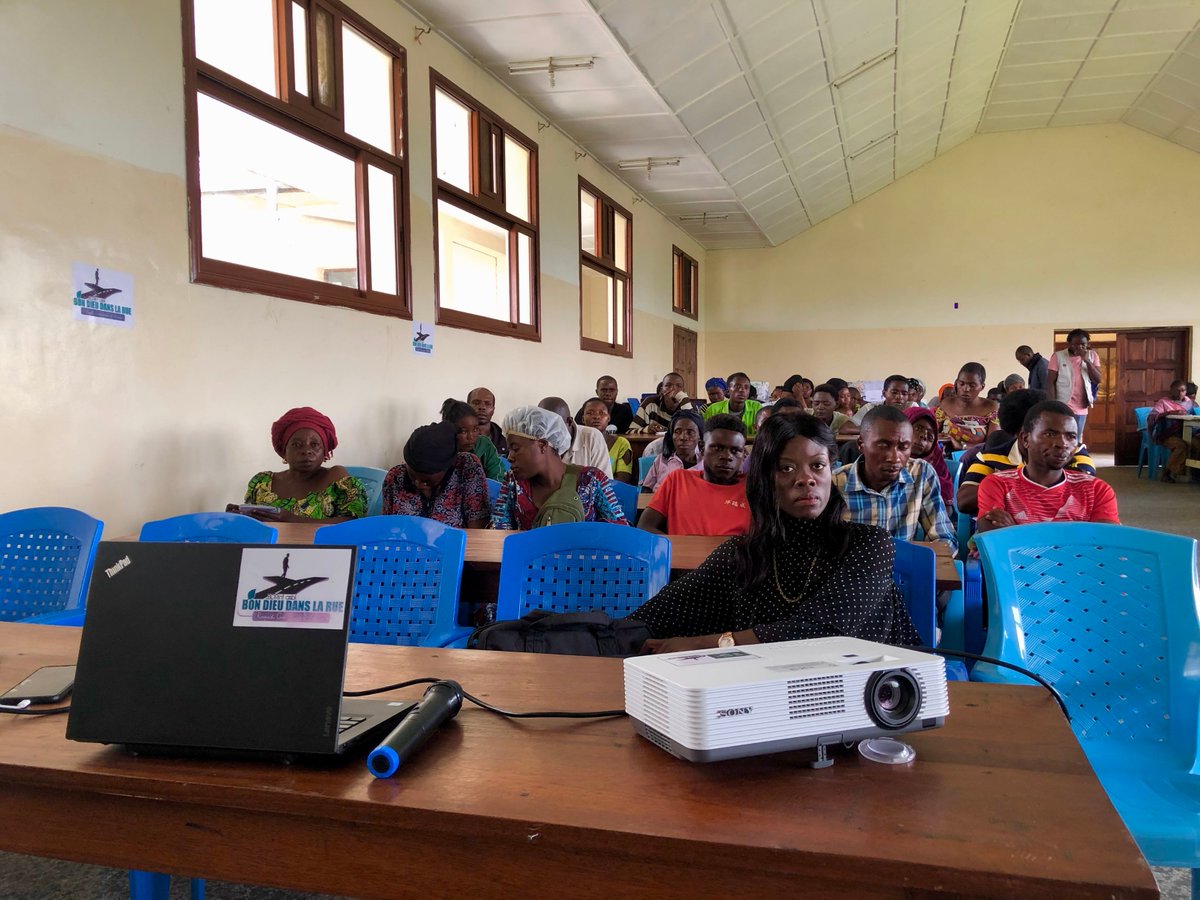 BDRint_RDC's tweet photo. Formation des  brigades d'hygiène volontaires dirigés par le staff  #BDRint en collaboration avec la division provinciale de Goma avec le financement de #IRC dont le thème : Gestion et entretien des latrines et douches publique se trouvant dans le site de déplacés de #Bulengo. https://t.co/p26P54Ekts