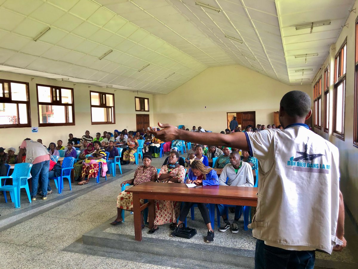 BDRint_RDC's tweet photo. Formation des  brigades d'hygiène volontaires dirigés par le staff  #BDRint en collaboration avec la division provinciale de Goma avec le financement de #IRC dont le thème : Gestion et entretien des latrines et douches publique se trouvant dans le site de déplacés de #Bulengo. https://t.co/p26P54Ekts