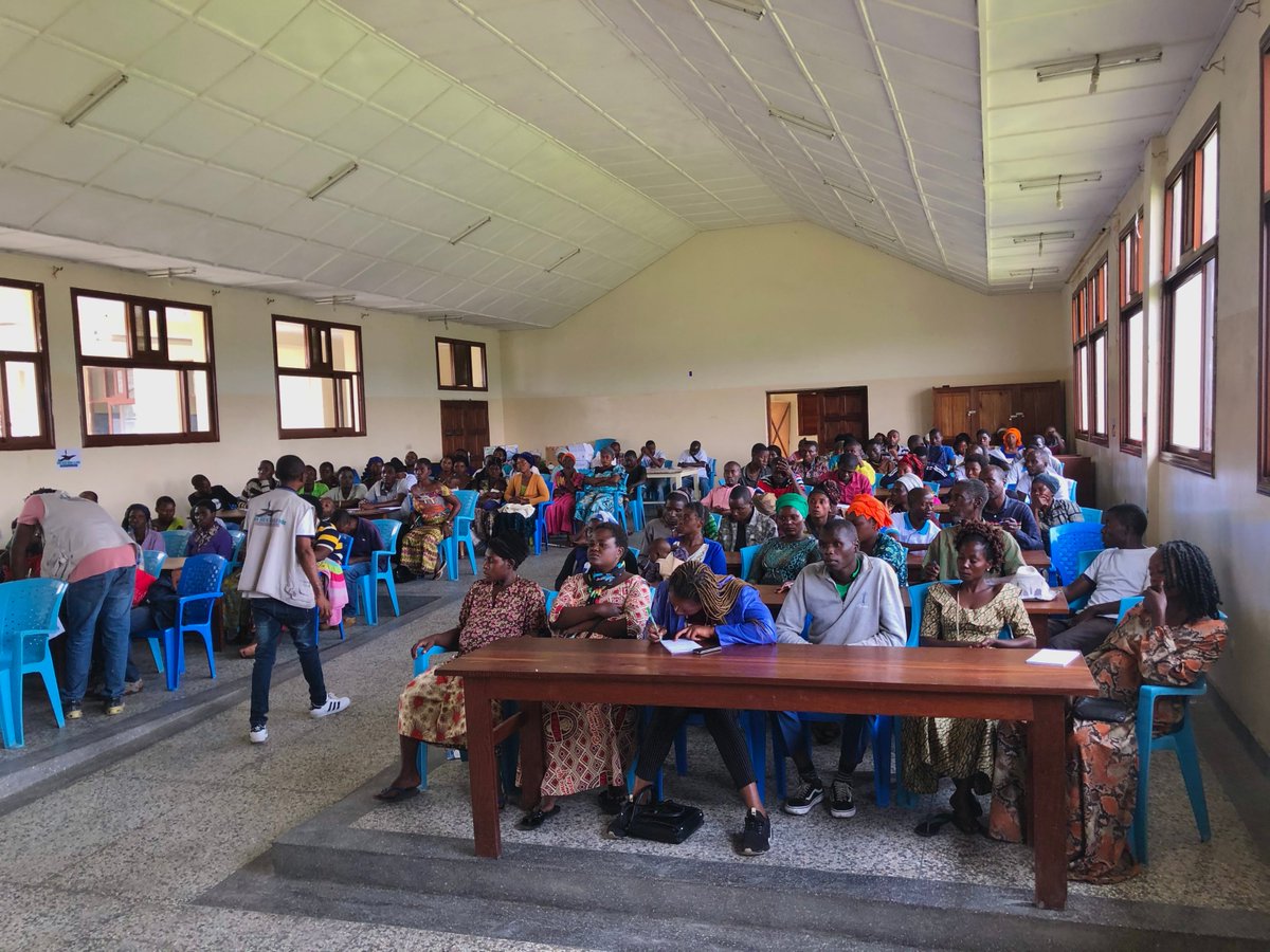 BDRint_RDC's tweet photo. Formation des  brigades d'hygiène volontaires dirigés par le staff  #BDRint en collaboration avec la division provinciale de Goma avec le financement de #IRC dont le thème : Gestion et entretien des latrines et douches publique se trouvant dans le site de déplacés de #Bulengo. https://t.co/p26P54Ekts
