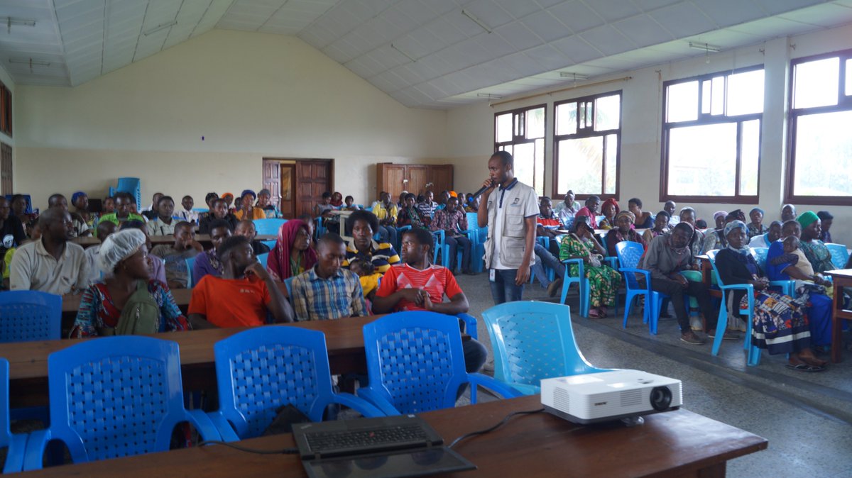 BDRint_RDC's tweet photo. Formation des  brigades d'hygiène volontaires dirigés par le staff  #BDRint en collaboration avec la division provinciale de Goma avec le financement de #IRC dont le thème : Gestion et entretien des latrines et douches publique se trouvant dans le site de déplacés de #Bulengo. https://t.co/p26P54Ekts