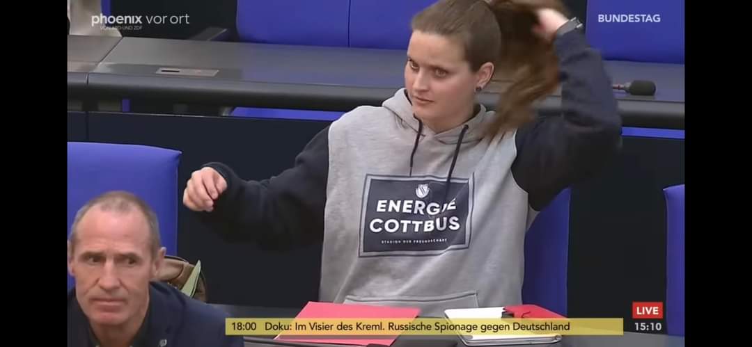 Der Dresscode sollte sich im Bundestag durchsetzen! <a href="/Krawallstein/">Maja Wallstein</a> <a href="/Nur_Energie/">FC Energie Cottbus</a>