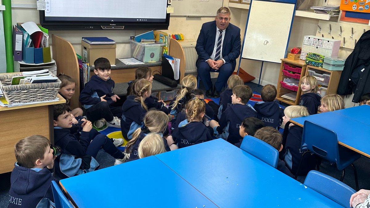 DixieGSHead's tweet photo. Wk highlight was meeting Yr 1 &amp; hearing about their interests. I went straight there from a Senior welcome back assembly. 320 students = no problem. 23 Y1 - I hope they didn't notice how nervous I was. Have been blown away by warm greetings this week! #DixieDifference @isaschools https://t.co/hVObupQ8MY