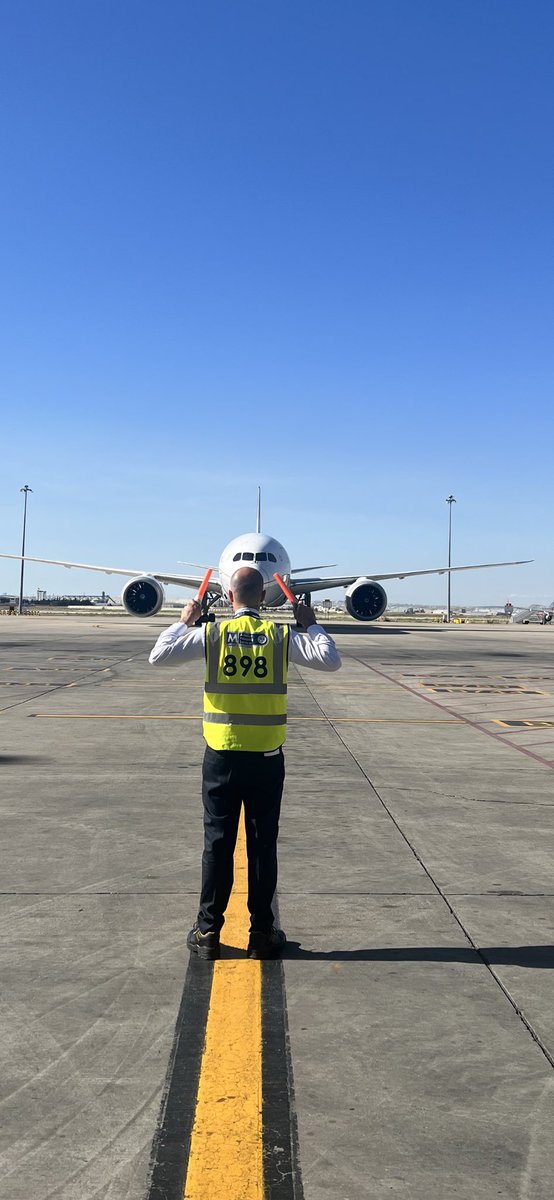 HSAWALHA's tweet photo. Clear the way to this beauty ! our ops staff marshaling in the aircraft to guarantee full safety at parking zone . 
#safetyblitz @AndyTopping_ @AndreaNPunited @UA_MarkClays #AMM #QAIA #AHS_MENZIES https://t.co/v5LwzdNznb