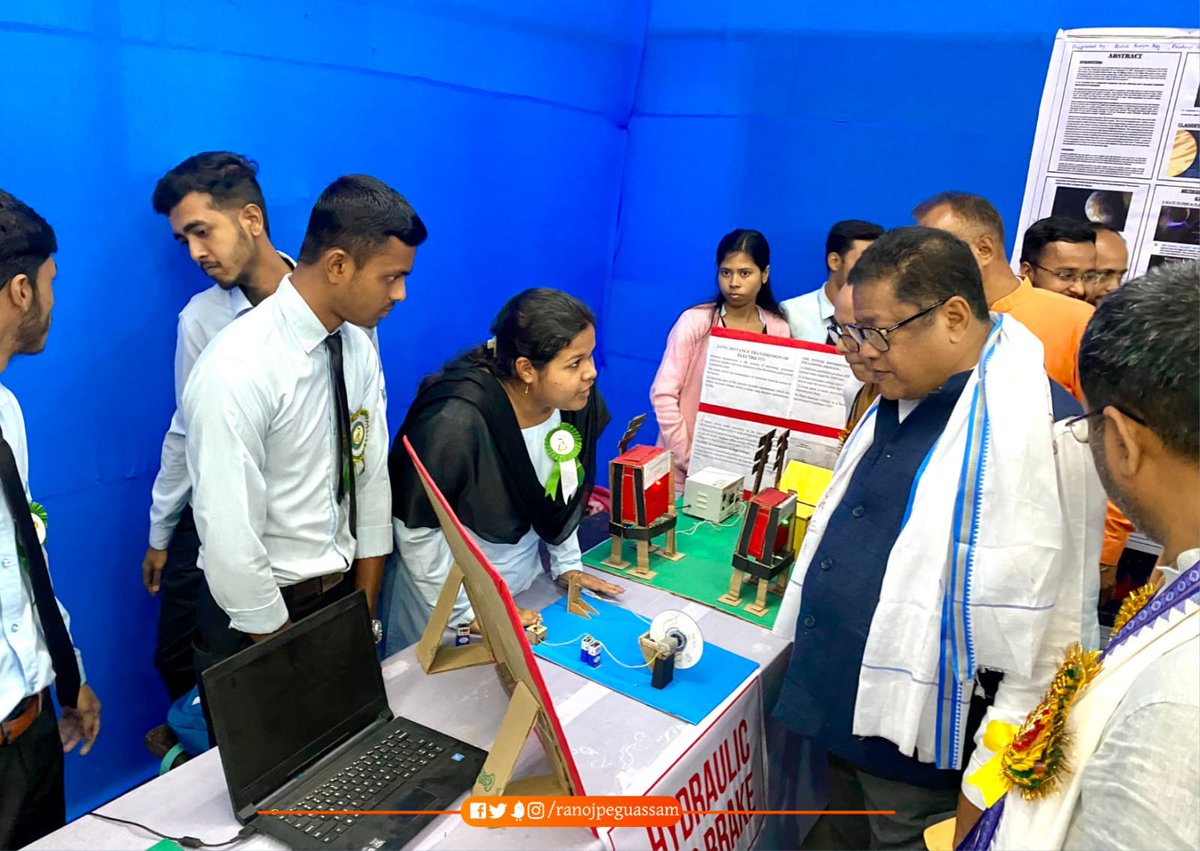 ranojpeguassam's tweet photo. I am pleased to see a beautiful exhibition at Karimganj College today. The college organised the extensive exhibition showcasing many new age technology based models. 

Kudos to the efforts of the faculties and the students for the innovative science models, art and crafts.

@himantabiswa