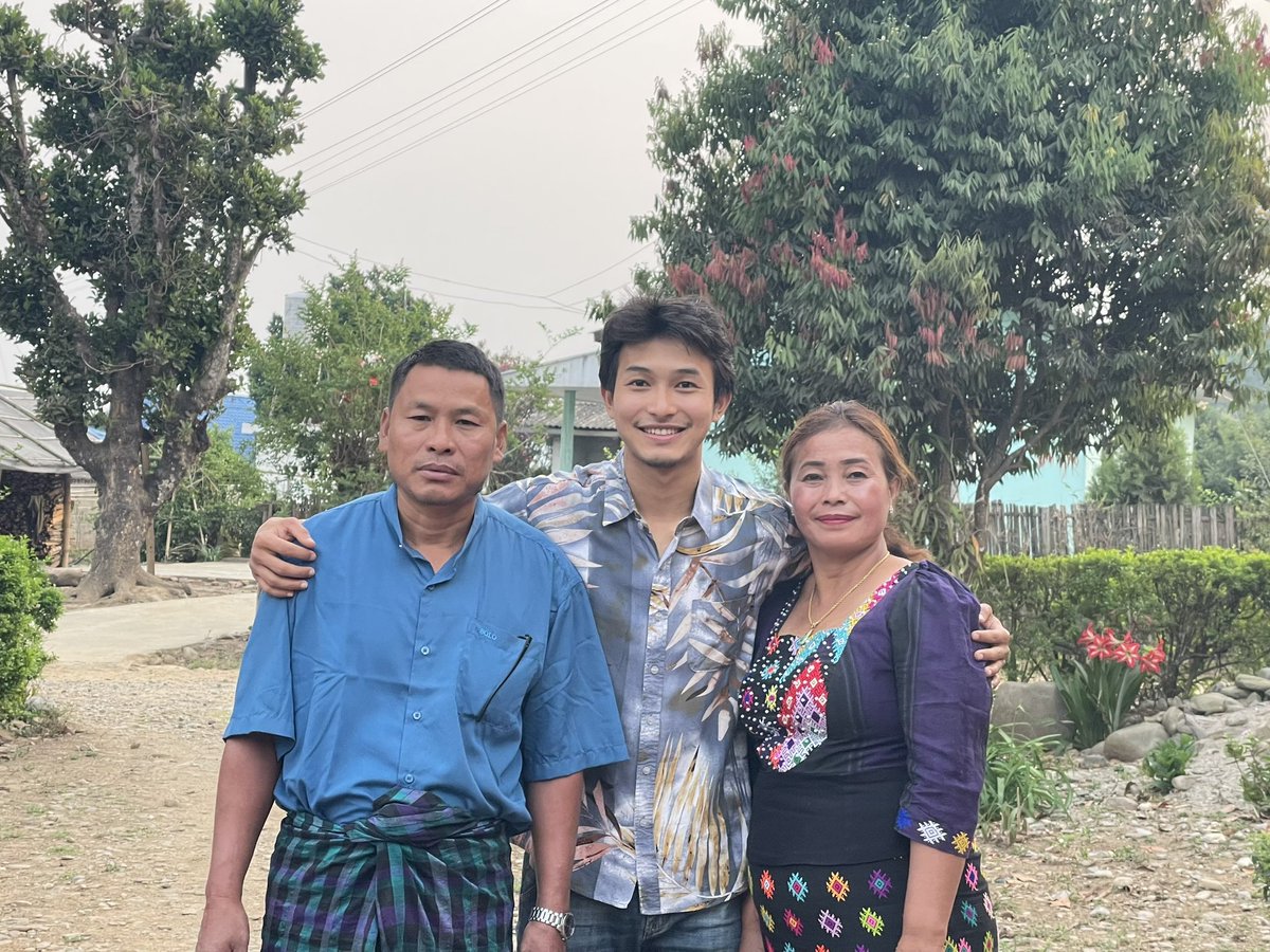 zau_jun's tweet photo. My Mom and Dad https://t.co/VMaJWXZKqv