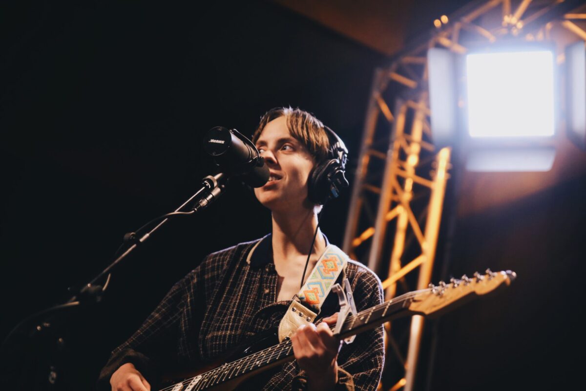 now playing @hand_habits' 2019 performance of 'placeholder' on thee #IndieRockHitParade 10th anniversary special listen live on @wxpnfm wx.pn/listen | xpn.org/2019/06/21/irh… (📷: @johnvettese)