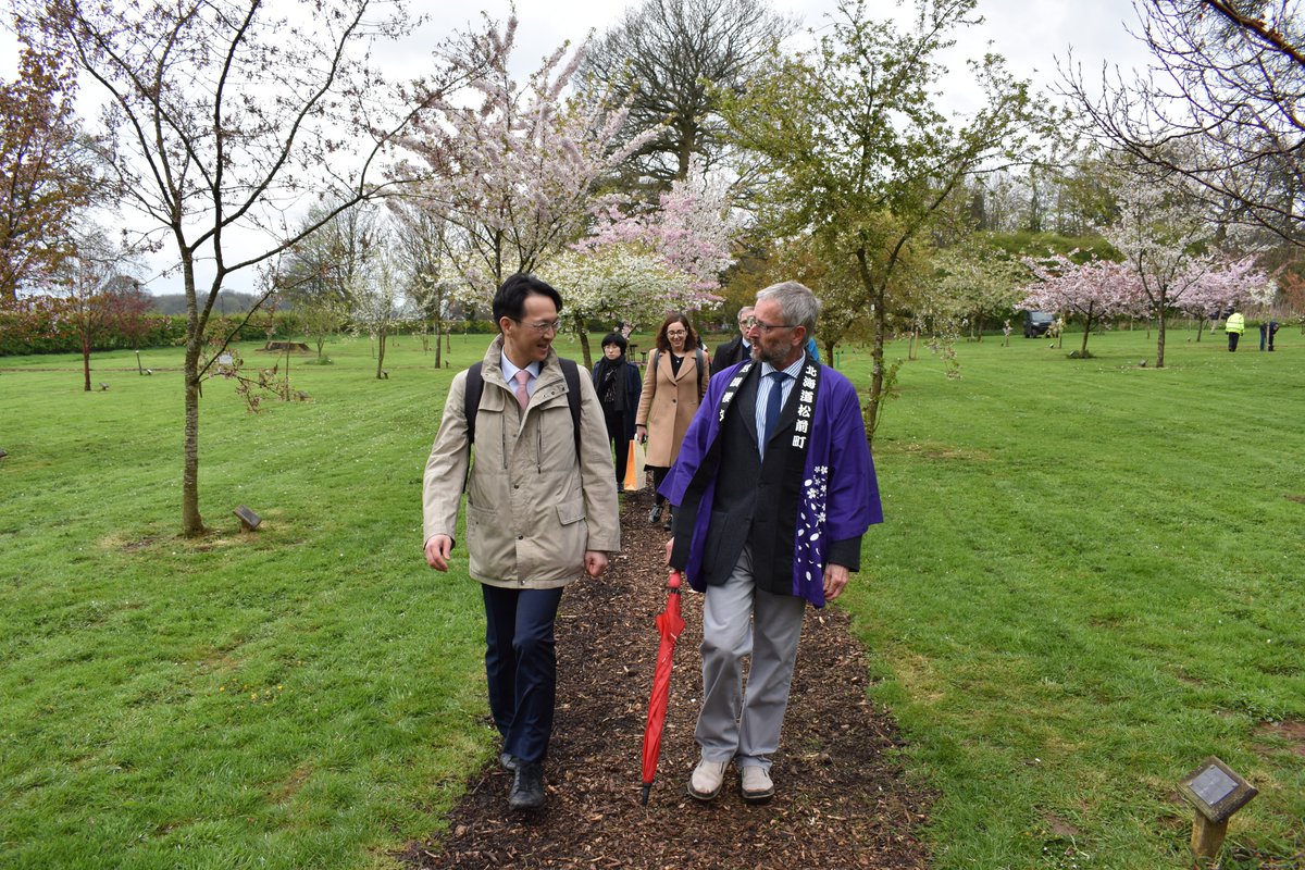 KeeleUniversity's tweet photo. Today, we welcomed @JAPANinUK to our campus, who came to see our fantastic collection of flowering cherries - and planted a new tree while they were here 🌸

We have one of the largest collections in the UK, boasting 283 varieties and species ➡️ https://t.co/YZOuyX3B0h https://t.co/qlWQlWalze