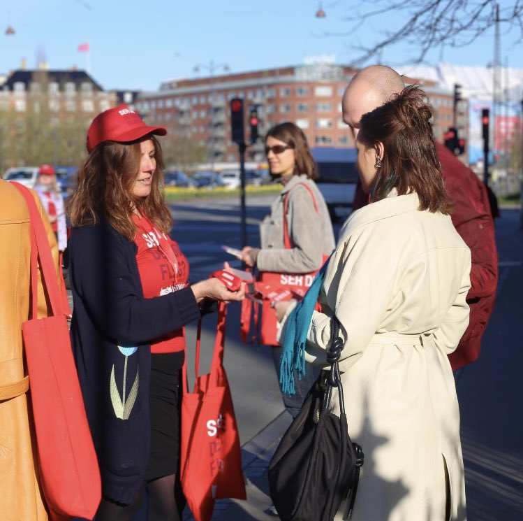 winnie_alim's tweet photo. Siger ik’ det er en konkurrence. Men altså, HVIS nu det var, så vandt jeg 1. pladsen for verdens sejeste hold medarbejdere og frivillige, der i dag oplyste flere hundrede morgentrafikanter om de røde flag på partnervold 🚩🙌🏻 #rødeflag #sammenmodvold https://t.co/V6YmCyBkjX