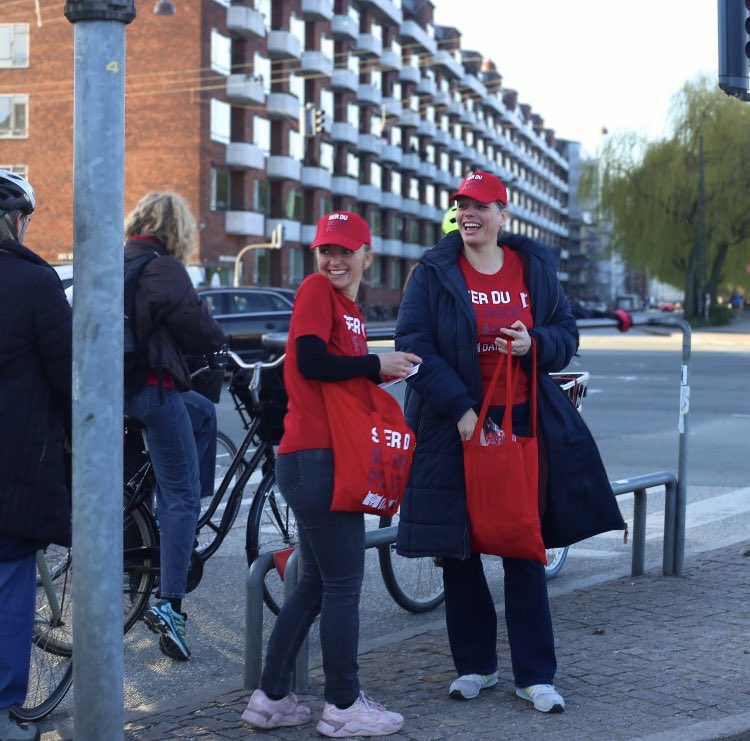 winnie_alim's tweet photo. Siger ik’ det er en konkurrence. Men altså, HVIS nu det var, så vandt jeg 1. pladsen for verdens sejeste hold medarbejdere og frivillige, der i dag oplyste flere hundrede morgentrafikanter om de røde flag på partnervold 🚩🙌🏻 #rødeflag #sammenmodvold https://t.co/V6YmCyBkjX