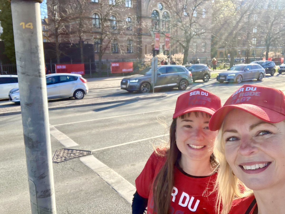 winnie_alim's tweet photo. Siger ik’ det er en konkurrence. Men altså, HVIS nu det var, så vandt jeg 1. pladsen for verdens sejeste hold medarbejdere og frivillige, der i dag oplyste flere hundrede morgentrafikanter om de røde flag på partnervold 🚩🙌🏻 #rødeflag #sammenmodvold https://t.co/V6YmCyBkjX
