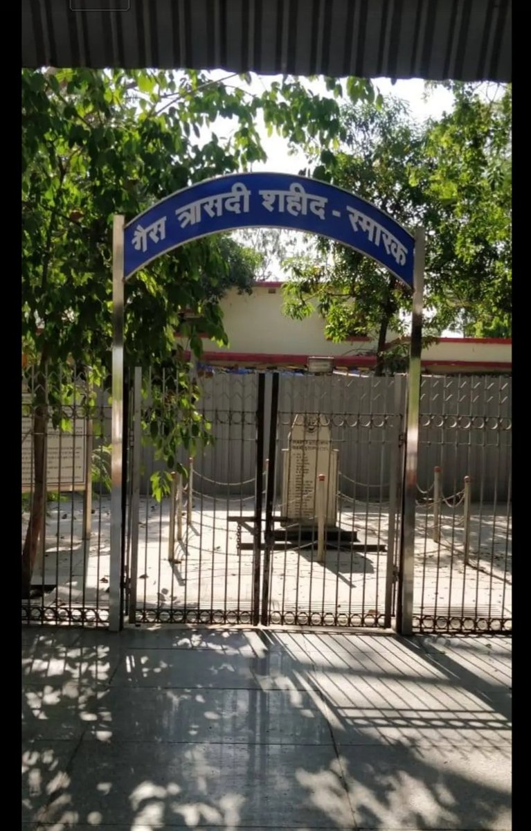 Sanjay_IRTS's tweet photo. Station Master Dhurve along with a porter ran towards northern end of platform &amp; tried to let an express train pass through without halting at Bhopal during gas leak &amp; in the process,inhaled the toxic gas&amp;died. Memorial of Mr Dhruve &amp; 44 other railway staff who gave their lives. https://t.co/sQtX1WziTV