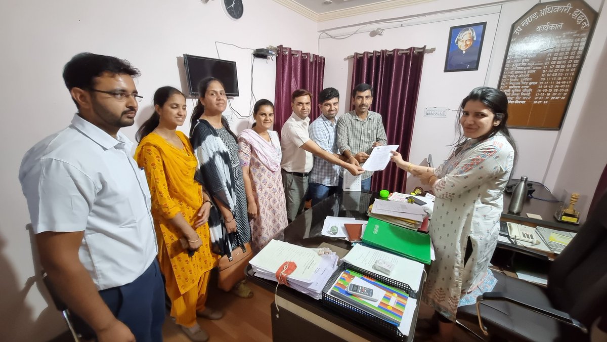 श्रीमान उपखंड अधिकारी झुंझुनू जिला झुंझुनूं को आईटी संगठन द्वारा 11 सूत्री मांग हेतु ज्ञापन दिया गया 24 अप्रैल से समस्त आईटी यूनियन के कार्मिक सामूहिक अवकाश पर रहेंगे।
<a href="/DainikBhaskar/">Dainik Bhaskar</a>
<a href="/zeerajasthan_/">ZEE Rajasthan</a>
<a href="/1stIndiaNews/">First India News</a>
<a href="/RajGovOfficial/">Government of Rajasthan</a> <a href="/Jhunjhununews1/">Jhunjhununews</a>