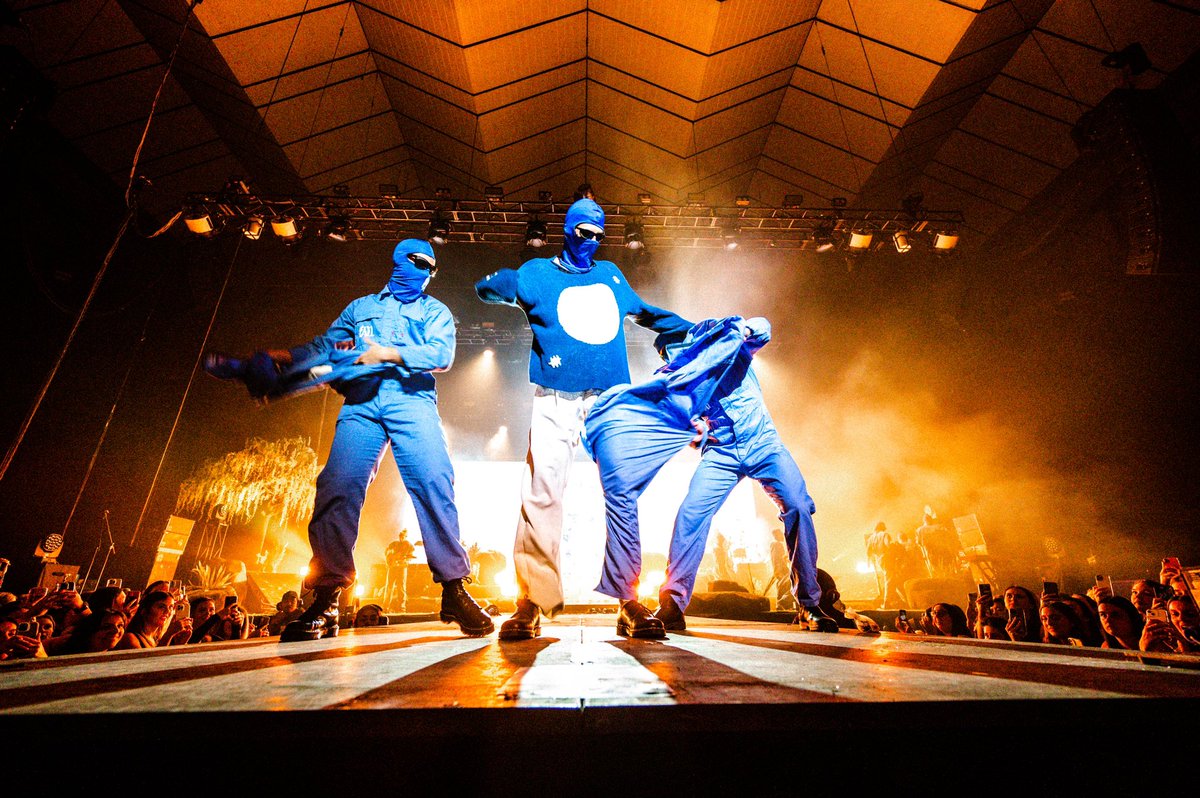 oneruel's tweet photo. MELBOURRNE!!!! first ever arena show and oh my god i’m lost for words. you guys made this a night i’ll never forget. love you x https://t.co/lWWvkiokLx