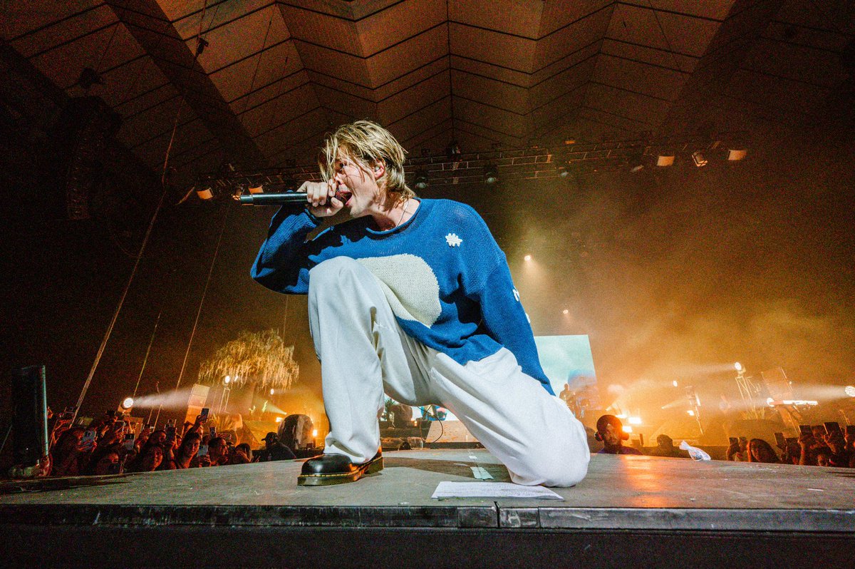 oneruel's tweet photo. MELBOURRNE!!!! first ever arena show and oh my god i’m lost for words. you guys made this a night i’ll never forget. love you x https://t.co/lWWvkiokLx