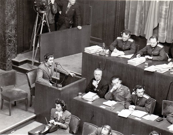28 Enero 1946.
 
Un joven espera nervioso su turno para declarar.
 
Todavía no sabe que la tuberculosis ya ha empezado a matarle.
 
Llega el momento.
 
El Presidente de Sala le llama por su nombre.
 
El joven se alza.
 
Es Francesc Boix.
 
Estamos en los juicios de Nuremberg.
