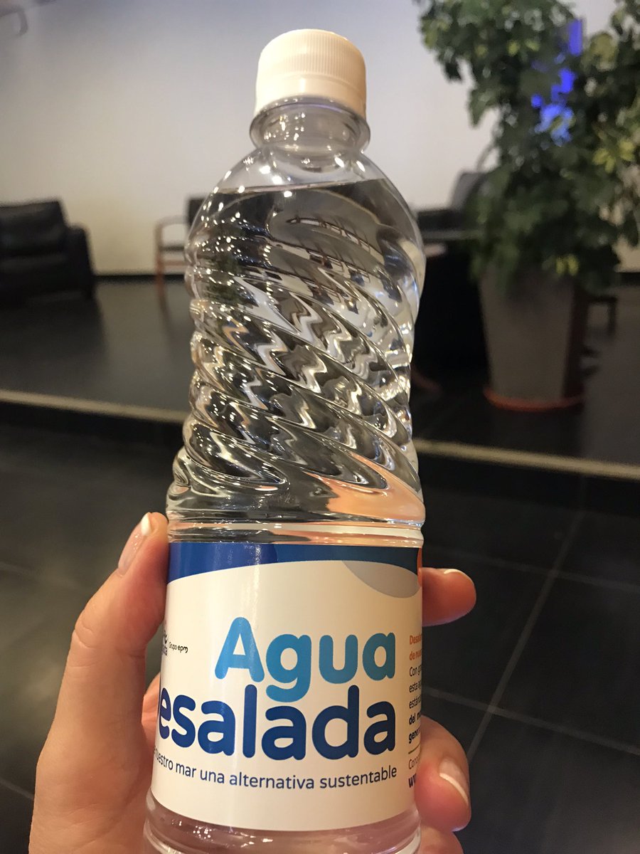 En el 1 congreso de la Asociación H2Antofagasta, tomo la oportunidad de probar el agua desalada de <a href="/Aguas_Antof/">Aguas Antofagasta</a>  Avanzamos con temas de infraestructura compartida,acercamiento a comunidades y desafíos en regulación y permisos, clave para acelerar esta nueva industria <a href="/H2Newscl/">H2 News</a>