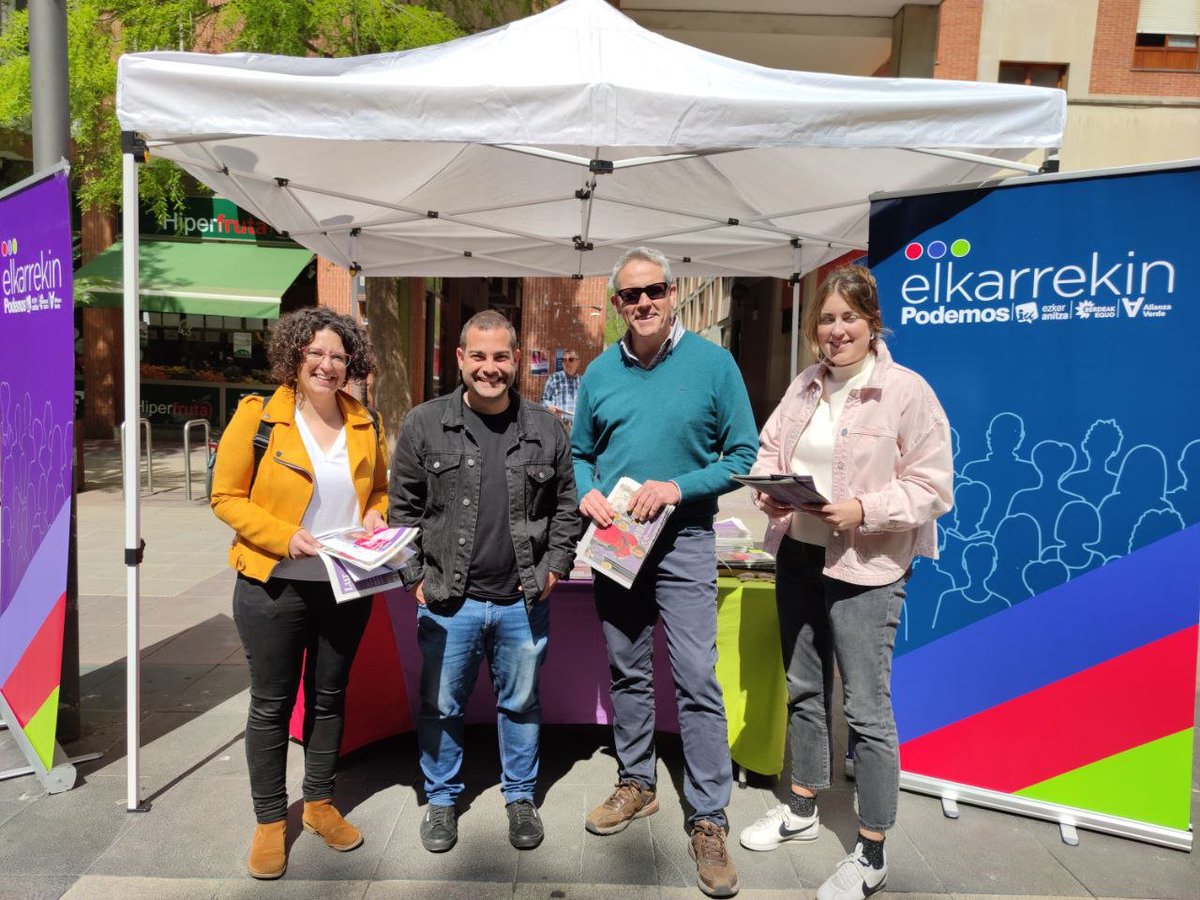 BerdeakEquo_Biz's tweet photo. Mañana de mesa informativa de la coalición Elkarrekin en #Bilbao, en la que ha estado participando @agsomavilla junto a @anavinalsblanco y @Eljoventopo . En #Matiko dando a conocer la próxima candidatura a las elecciones municipales en las que estará presente @EquoBerdeak. https://t.co/RLWS54jm8n