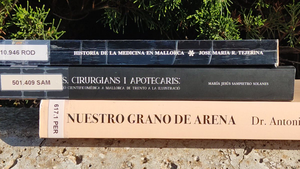 BibliotecaUIB's tweet photo. 🌹 L’art de cuidar fet poesia a través dels llibres de les nostres prestatgeries.  📚

🥰 Endinsa-t’hi com a cura de l’ànima.

#fesunhaiku👉https://t.co/SnzmZySguY

#haikuchallenge #viusantjordi2023 https://t.co/0sPGIuRCXH