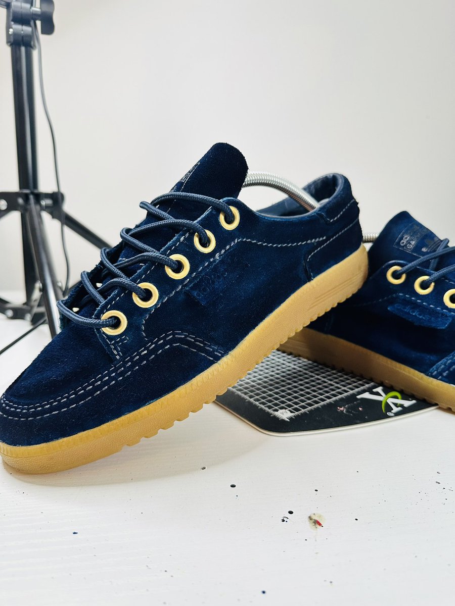 CustomsRe5's tweet photo. Was asked to change up a pair of old Garwens that had seen better days and I know the NGs are this colour but we made the eyelets gold and put rounds in them and now look like a pair of kickers I had 🤣🤣🤣 https://t.co/xssmZlKAGm